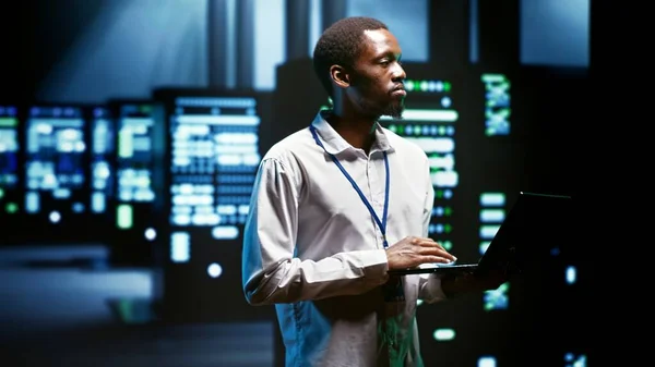 African American Precise Supervisor Monitoring Server Clusters Providing Vast Computing — Stock Photo, Image