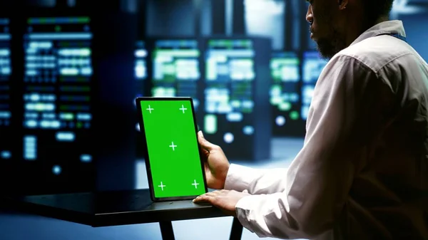 Especialista Usar Tablet Tela Verde Para Verificar Plataformas Servidor Fazendo — Fotografia de Stock