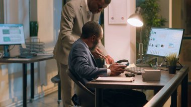 İdari yönetici, düzeltilmesi gereken bir hata olduğunu göstermek için çalışanın ofiste müzik dinlemesini yarıda kesti. Yönetici tarafından görevlendirildikten sonra çalışanın kulaklıklarını çıkarması