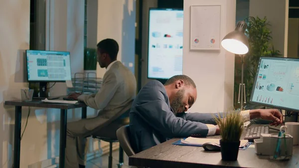 Πνιγμένος Λογιστής Κοιμάται Στο Γραφείο Τον Ξυπνάει Ένας Συνάδελφος Που — Φωτογραφία Αρχείου