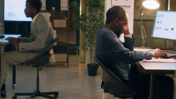 Überlasteter Afrikanisch Amerikanischer Mitarbeiter Schläft Während Der Nachtschicht Schreibtischstuhl Und — Stockfoto