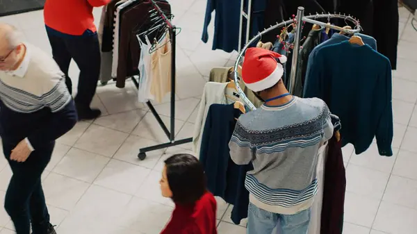 Loja Roupas Ocupada Cheia Clientes Frenesi Natal Olhando Para Comprar — Fotografia de Stock