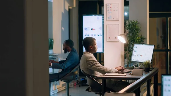 Afrikalı Amerikalı Bir Yönetici Muhasebeciden Gece Vardiyasında Modern Ofiste Gelişen — Stok fotoğraf