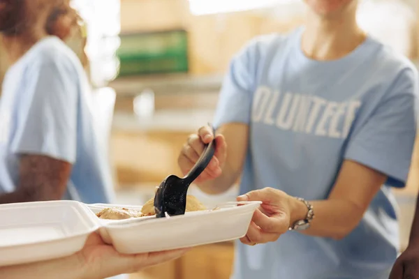 Charitable Food Drive Caucasian Lady Shown Offering Warm Meal Disadvantaged — Stock Photo, Image