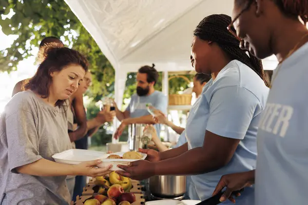Honger Hulpteam Van Vrijwilligers Doneert Essentiële Items Gratis Voedsel Aan — Stockfoto