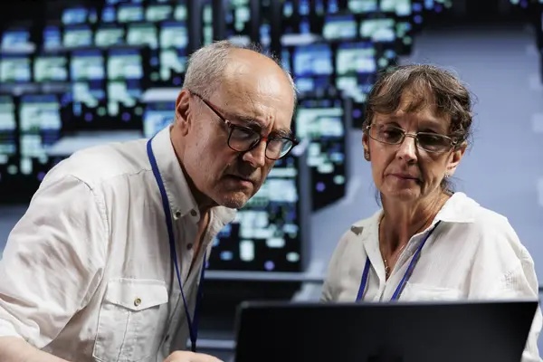 Old Managers Working Maintain Uptime High Tech Workplace Capable Supervisors — Stock Photo, Image