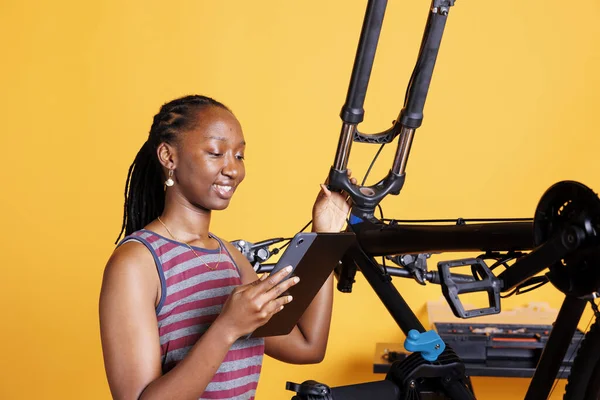 Young Black Lady Inspecting Damaged Bicycle Exploring Repair Options Her — Stock Photo, Image