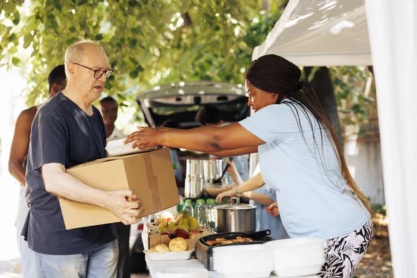 Group Volunteers Distributing Packaged Food Those Need Including Homeless Individuals — Stock Photo, Image