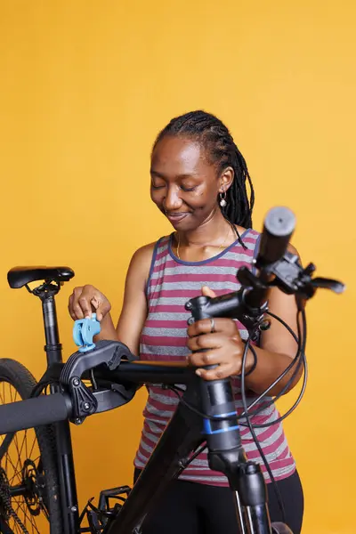 Mujer Ciclista Negra Inspeccionando Marco Roto Bicicleta Mientras Coloca Soporte —  Fotos de Stock