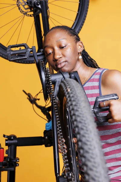 Mujer Negra Dedicada Analizando Cerca Cadena Bicicleta Para Mantener Eficiencia —  Fotos de Stock