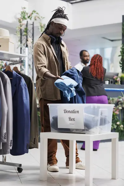 Homem Afro Americano Doando Roupas Velhas Para Organização Caridade Shopping — Fotografia de Stock