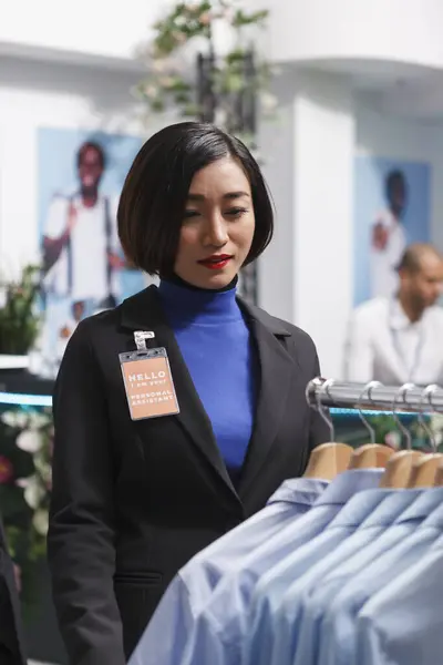 Eine Mitarbeiterin Der Boutique Asian Überprüft Hemden Auf Dem Regal — Stockfoto
