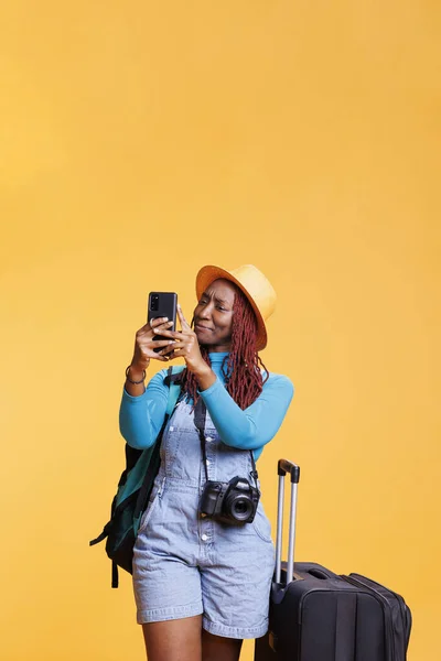 Traveller Taking Photos Mobile Phone Trolley Bags Luggage Getaway Journey — Stock Photo, Image