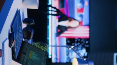 Evdeki dizüstü bilgisayardaki istatistiksel grafikleri analiz eden uzaktan kumandalı şirket finans danışmanı. Dairenin iş gelirlerini karşılaştırmak için elektronik aygıt kullanan serbest çalışan