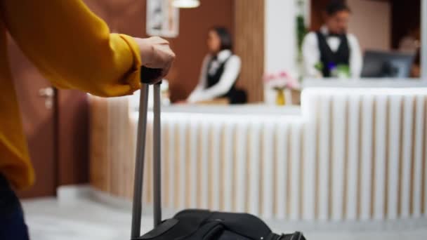 Asiatische Reisende Fragen Bei Ihrer Ankunft Der Rezeption Nach Hoteleinrichtungen — Stockvideo