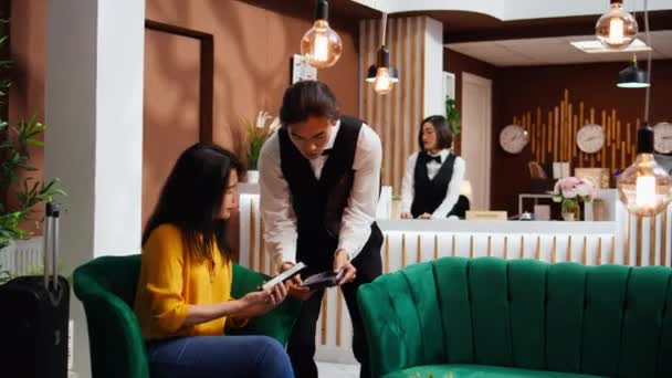 Turista Usando Pagamento Nfc Para Comprar Xícara Café Bar Hotel — Vídeo de Stock