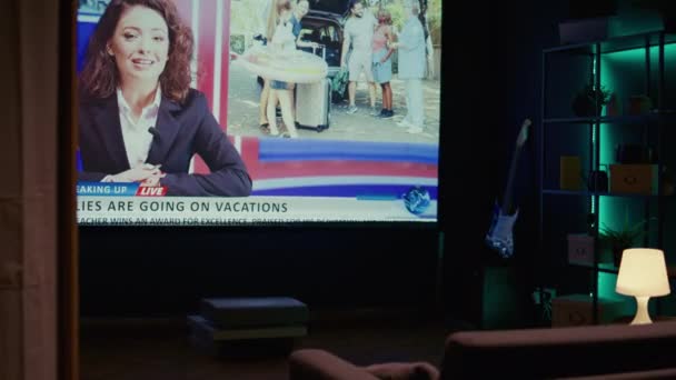 大型电视屏幕上的女主播在Vod频道上播放暑假和家庭旅行的报道 在空荡荡的客厅里打开了宽屏的电视机 近距离拍摄 — 图库视频影像