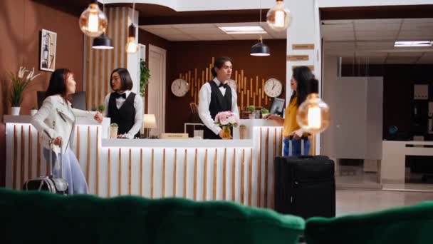 Equipo Empleados Saluda Dos Mujeres Hotel Cinco Estrellas Brindando Servicios — Vídeos de Stock