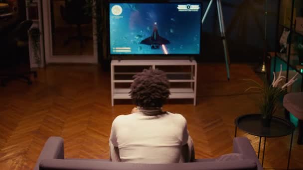스마트 Tv에 고전적인 아케이드 비디오 게임을 Bipoc 게이머 소행성을 플레이어 — 비디오