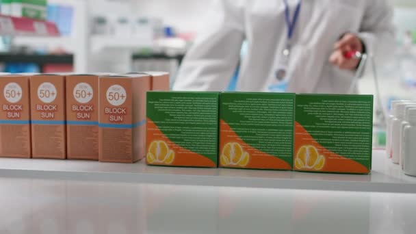 Pov Pharmacien Prenant Des Boîtes Vitamines Nutritionnelles Des Étagères Les — Video