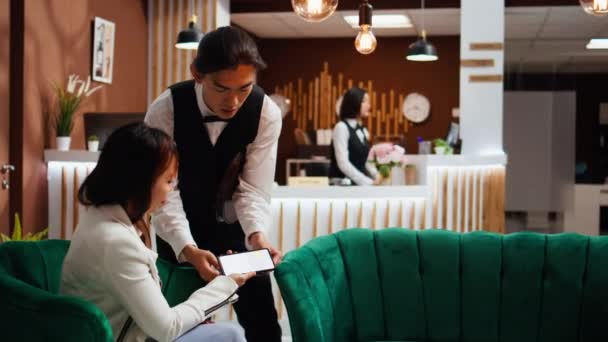 Hotel Guest Paying Nfc Mobile Network Pos Offering Cash Tip — Stock Video