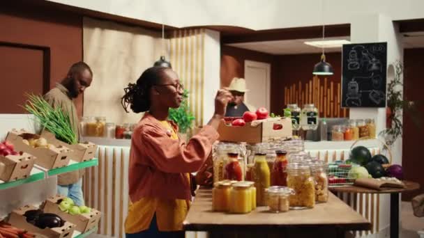 Comprador Afro Americano Desfrutando Aroma Fresco Tomate Loja Cheirando Produtos — Vídeo de Stock