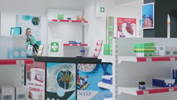 Пустая Аптека Заполненная Питательными Веществами Медицинскими Принадлежностями Предлагает Клиентам Широкий — стоковое видео
