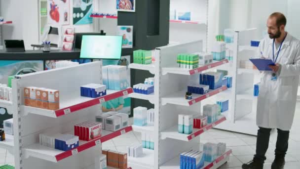 Trabajador Farmacia Escribiendo Cada Producto Médico Inventario Creando Una Larga — Vídeos de Stock