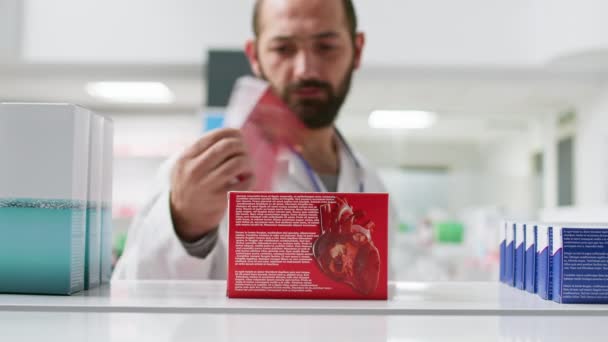 Pov Prodavače Který Organizuje Léky Regálech Lékáren Vystavuje Krabice Kardiologickými — Stock video