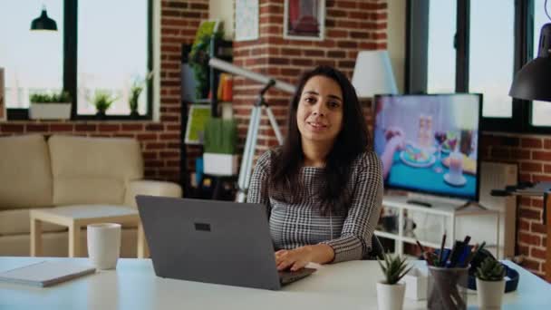 Egy Indiai Teleportáló Portréja Amint Laptopon Nézi Mailjeit Számítógép Asztalánál — Stock videók