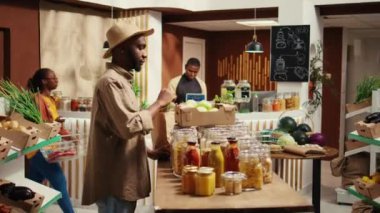 Afrikalı Amerikalı bir adam süpermarkette yerel olarak yetişen elmaları kokluyor. Biyolojik gıda alarak kirlenmeyen küçük işletmeleri destekliyor. Müşteri kasalardan meyve seçiyor, doğal aromanın tadını çıkarıyor. Kamera B.