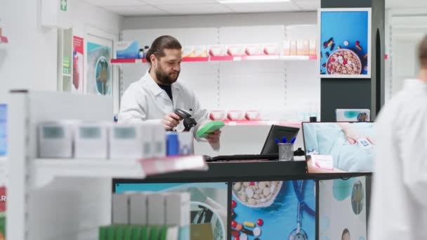 Farmacéutico Masculino Que Utiliza Escáner Para Registrar Nuevas Existencias Mostrador — Vídeo de stock
