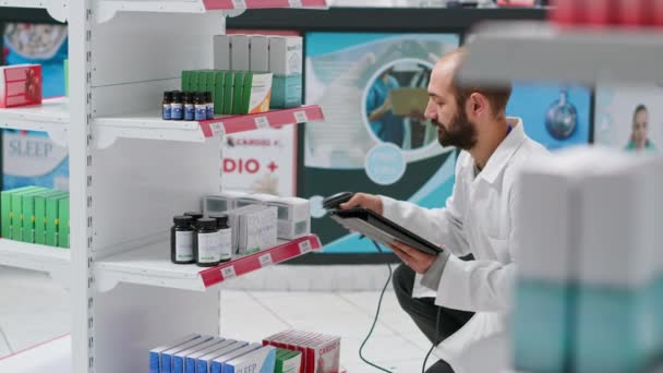 Pharmazeutische Helfer Kontrollieren Den Medikamentenvorrat Den Regalen Scannen Schachteln Mit — Stockvideo