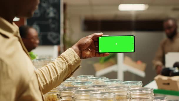 Afrikansk Amerikansk Säljare Visar Greenscreen Display Mobiltelefon Lokala Grannskapet Marknaden — Stockvideo