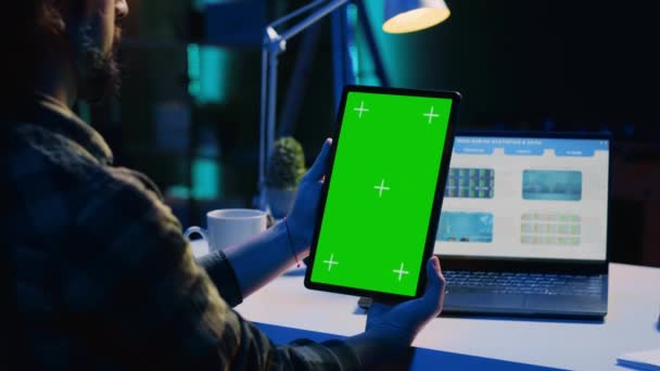 Dizüstü Bilgisayardaki Istatistiksel Çizelgeleri Oturma Odasındaki Yeşil Ekran Tabletini Analiz — Stok video