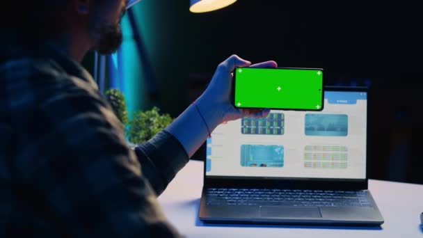 Neon Işıklı Dairedeki Ofis Masasında Oturan Adam Çalışırken Elinde Yeşil — Stok video