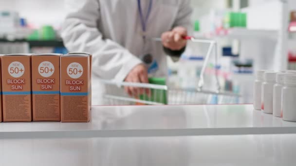 Pov Lékárníka Dávat Přírodní Vitaminové Krabice Police Zařizování Zdravotnických Výrobků — Stock video