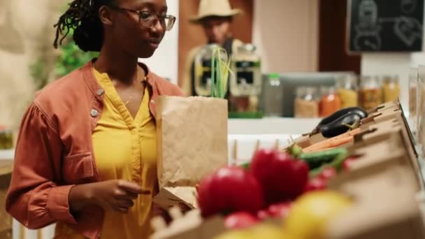 Stały Klient Wkłada Warzywa Papierowej Torby Kupuje Sklepie Zerowym Kobieta — Wideo stockowe