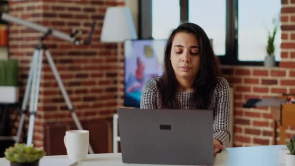 Freelancer Relajado Revisando Correos Electrónicos Dispositivo Portátil Desde Casa Mujer — Vídeo de stock