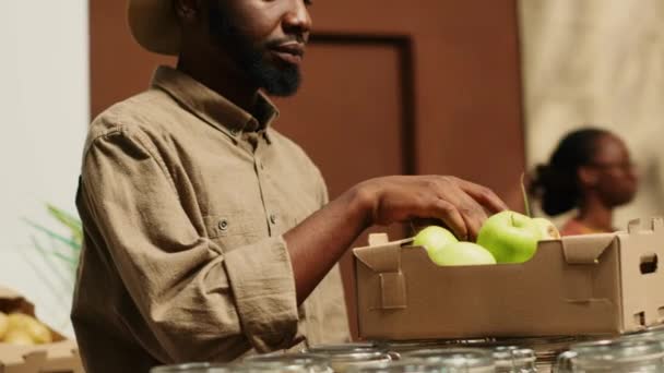 Hombre Afroamericano Oliendo Manzanas Cultivadas Localmente Supermercado Apoyando Pequeña Empresa — Vídeo de stock