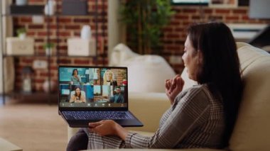 Hindistan 'da uzaktan kumandalı çalışan yönetim kuruluyla konuşuyor. İş görüşmesi sırasında, rahat bir dairede. Teleworker telekonferans çağrısında konuşuyor, proje görevlerinden geri bildirim alıyor