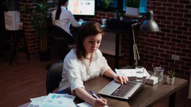 Worker Writing Financial Business Details Notepad Crosschecking Information Laptop Businesswoman — Stock Video