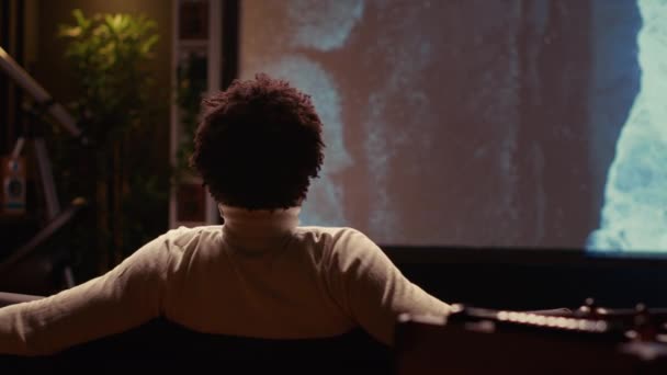 Człowiek Oglądający Podróżny Dokument Piękną Kinematografią Współczesnym Projektorze Wideo Osoba — Wideo stockowe