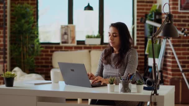 コンピュータデスクに座っている女性を雇い パソコンのキーボードをパソコンのオフィスに入力した ノートブックにデータを入力するビジネスウーマンフリーランシング 締め切り前に仕事 — ストック動画