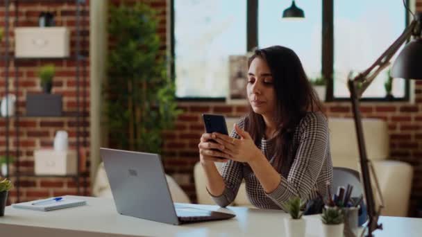 Telearbetare Kollar Sina Telefonmeddelanden Hemma Framför Laptop Tar Paus Från — Stockvideo