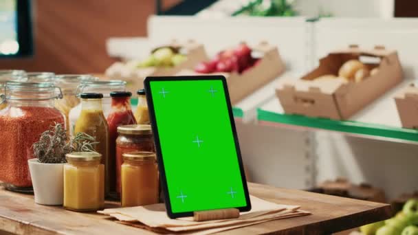 Tableta Con Pantalla Verde Colocada Mostrador Del Mercado Los Agricultores — Vídeo de stock