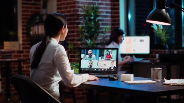 Manager Organizzando Meeting Aziendali Videocall Discutendo Con Dipendenti Che Lavorano — Video Stock