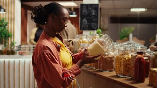 Client Féminin Vérifiant Variété Grains Pâtes Dans Des Pots Réutilisables — Video