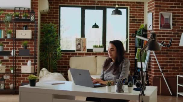 노트북에 그녀의 이메일을 커피의 즐기는 세련된 아늑한 아파트 사무실에서 집에서 — 비디오