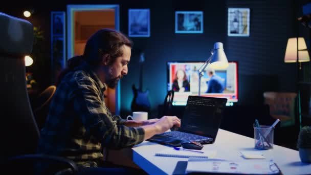 Опытный Компьютерный Ученый Пишет Код Экране Ноутбука Находясь Офисе Гостиной — стоковое видео